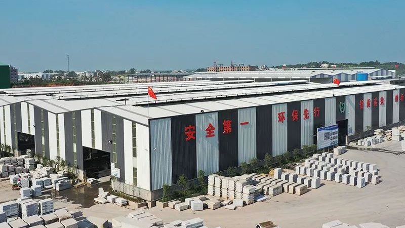 人造石是一种由天然石粉、树脂等材料混合而成的复合材料，具有以下特性：